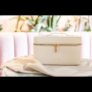 Samara – The Jilly x Samara Makeup Case

$105 CAD originally